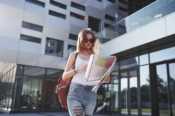 Female Tourist Map Visiting New City Looking Way Hotel — Stock Photo, Image