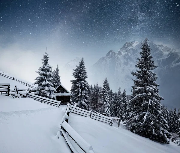 Winterlandschap Bergdorp Oekraïense Karpaten Levendige Nachtelijke Hemel Met Sterren Nevel — Stockfoto