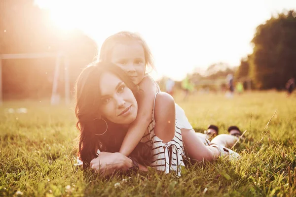 Mãe Feliz Filha Abraçando Parque Sol Fundo Verão Brilhante Ervas — Fotografia de Stock