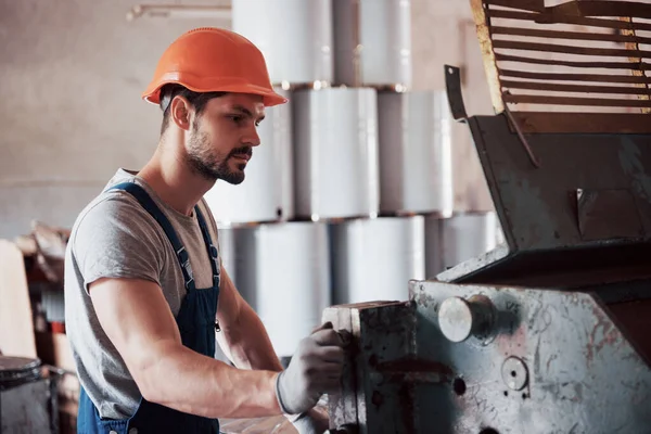 Retrato Jovem Trabalhador Chapéu Duro Uma Grande Fábrica Metalurgia Engenheiro — Fotografia de Stock