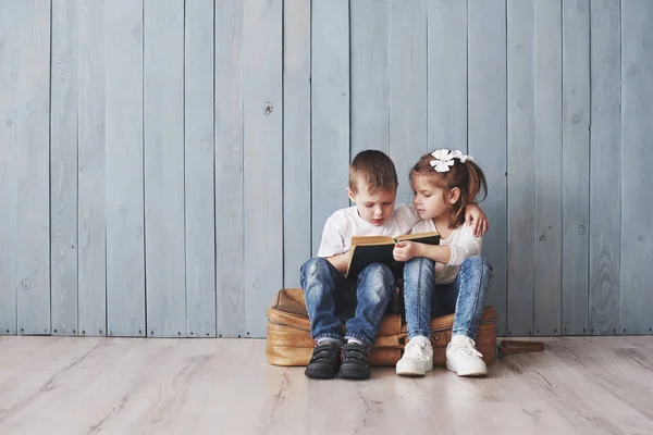 Bereit Für Große Reisen Fröhliche Kleine Mädchen Und Jungen Die — Stockfoto