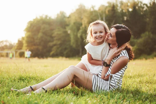 Mãe Feliz Filha Abraçando Parque Sol Fundo Verão Brilhante Ervas — Fotografia de Stock