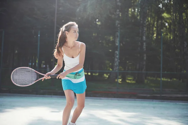 Una Bella Donna Che Indossa Campo Tennis Abbigliamento Sportivo Sul — Foto Stock