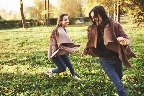 Perfil Lateral Chicas Gemelas Morenas Sonrientes Jóvenes Divirtiéndose Corriendo Persiguiéndose — Foto de Stock