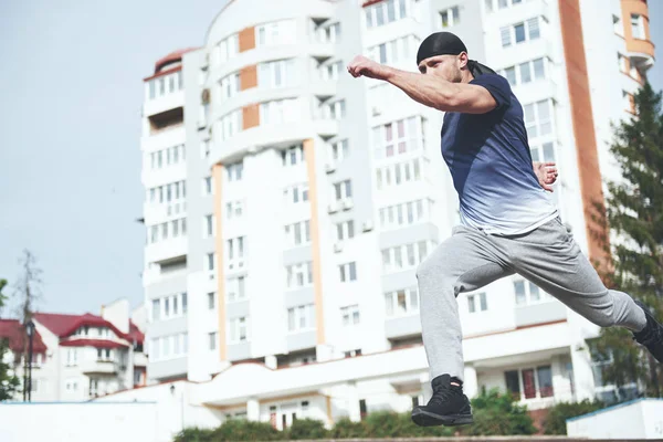 Mladý Sportovní Muž Dělá Parkour Městě — Stock fotografie