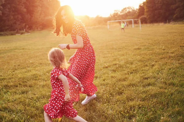 Moeder Speelt Met Haar Dochter Straat Het Park Bij Zonsondergang — Stockfoto