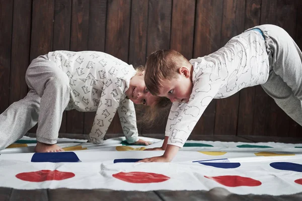 Dos Niños Felices Jugando Twister House Hermano Hermana Divierten Vacaciones —  Fotos de Stock