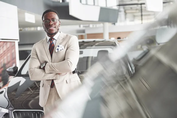 Молодой Черный Бизнесмен Заднем Плане Автосалона Концепция Продажи Аренды Автомобилей — стоковое фото