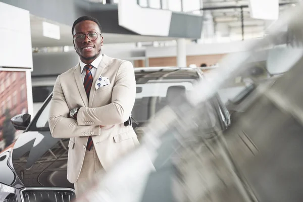 Junger Schwarzer Geschäftsmann Auf Auto Salon Hintergrund Miet Und Verkaufskonzept — Stockfoto