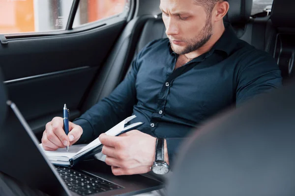 Een Jonge Zakenman Regelt Zijn Zaken Met Een Notitieblok Terwijl — Stockfoto