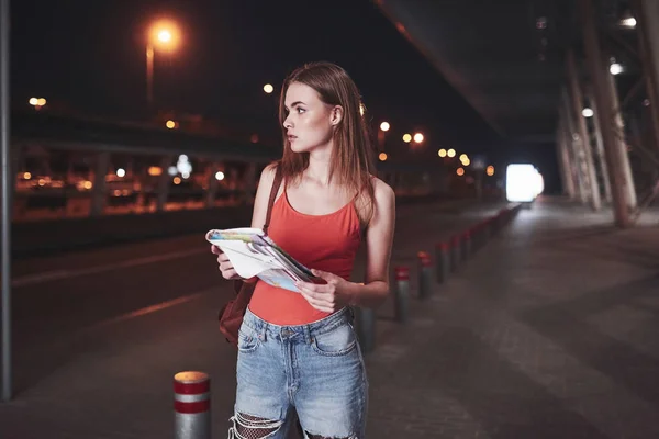 Una Joven Hermosa Con Una Mochila Detrás Sus Hombros Encuentra —  Fotos de Stock