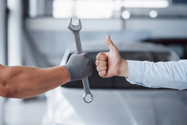 Auto Mechanic Holds Key Client Hand Lifts His Thumb Well — Stock Photo, Image