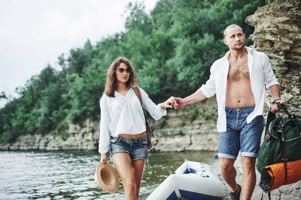 Turistas Satisfechos Con Viaje Que Hacen Fondo Los Árboles Cerca —  Fotos de Stock