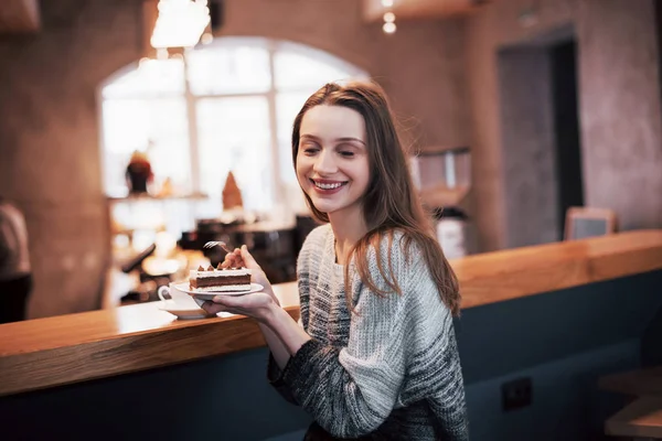 Feliz Joven Sonriente Usando Teléfono Café Hermosa Chica Colores Moda — Foto de Stock