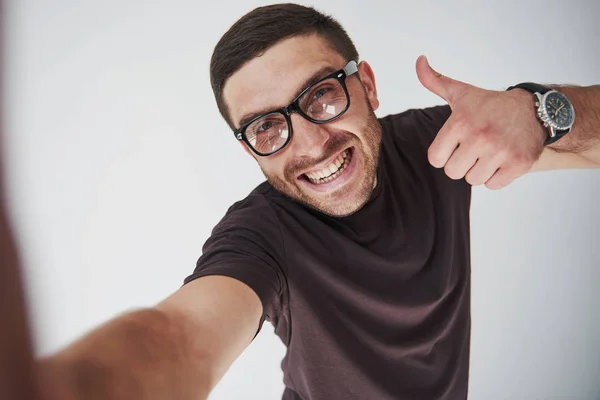 Selfie Ritratto Uomo Sorridente Occhiali Che Mostra Pollice Sfondo Bianco — Foto Stock