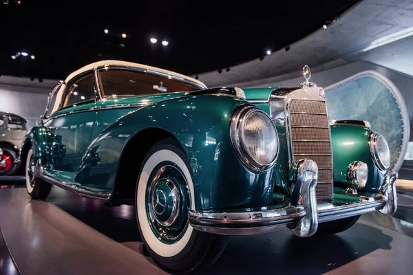 Stuttgart Німеччина Жовтня 2018 Mercedes Museum Зелений Ретро Автомобіль Іншим — стокове фото
