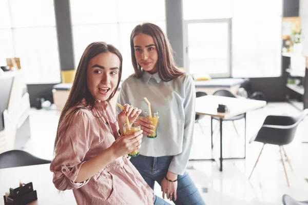 Två Vackra Tvillingflickor Dricker Juice Systrar Som Kopplar Ett Café — Stockfoto