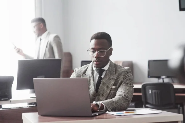 Imagem Empresário Afro Americano Trabalhando Seu Laptop — Fotografia de Stock