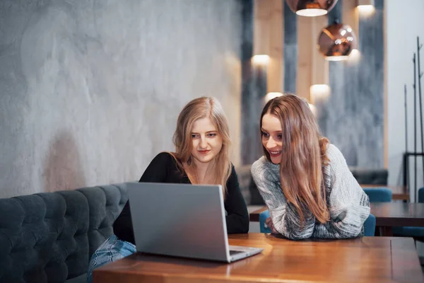 Mot Möte Två Unga Affärskvinnor Sitter Vid Bordet Caféet Flicka — Stockfoto