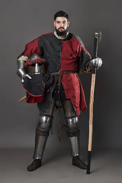 Gri Arka Planda Ortaçağ Şövalyesi Zincirli Zırhlı Kırmızı Siyah Elbiseli — Stok fotoğraf