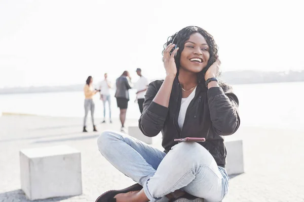 Portrét Krásné Mladé Krásné Afroameričanky Sedící Pláži Nebo Jezeře Poslouchající — Stock fotografie