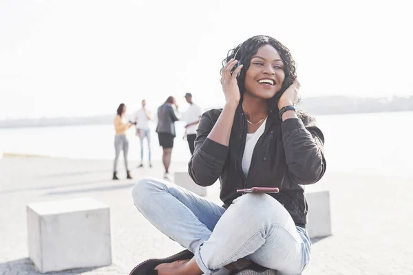 Ritratto Una Bella Giovane Ragazza Afroamericana Seduta Sulla Spiaggia Sul — Foto Stock