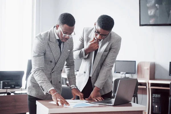 Hombre Negocios Moderno Trabajo Dos Personas Negocios Confiados Formalwear Discutir — Foto de Stock