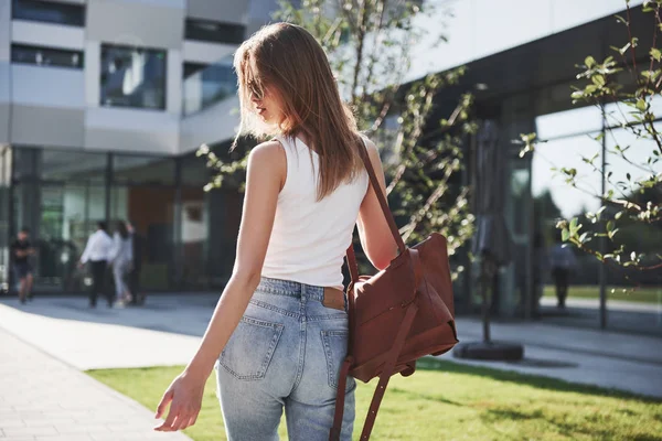Schöne Mädchen Mit Einem Rucksack Fuß Entlang Der Stadtstraße Einem — Stockfoto
