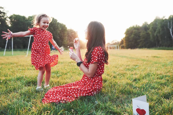 Geef Meer Meisje Met Haar Dochter Hebben Plezier Met Bubbels — Stockfoto