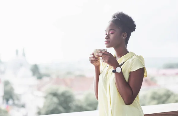 Νεαρή Αφρο Αμερικανίδα Σκούρα Σγουρά Μαλλιά Σκεπτική Ένα Καφέ Όμορφο — Φωτογραφία Αρχείου