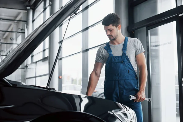 Otomobil Tamircisi Garajda Çalışıyor Onarım Servisi — Stok fotoğraf