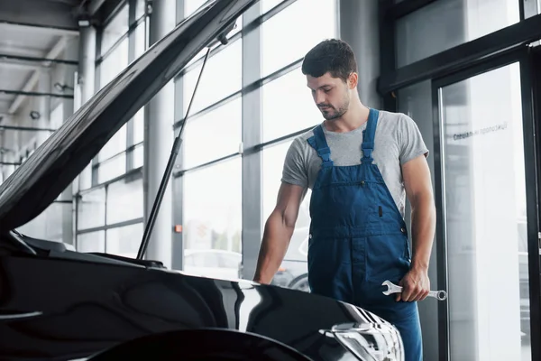 Automatyczny Mechanik Pracujący Garażu Usługi Naprawy — Zdjęcie stockowe