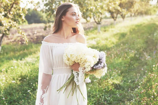 Vacker Ung Flicka Vit Ljus Klänning Och Bukett Sommarblommor Lägger — Stockfoto