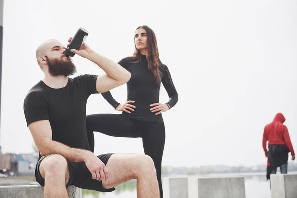 Sports Couple Rest Fitness Man Drinks Water Bottle — 图库照片