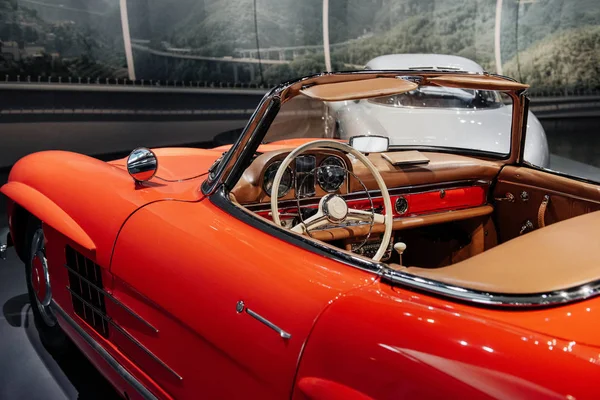 Otomobil Fuarında Kapalı Duran Klasik Kırmızı Parlak Arabanın Içinde — Stok fotoğraf