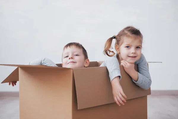 Broer Kind Zusje Spelen Karton Vakken Kinderkamer — Stockfoto