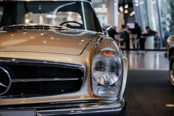 Stuttgart Németország 2018 Október Mercedes Múzeum Vágott Fénykép Barna Autóról — Stock Fotó