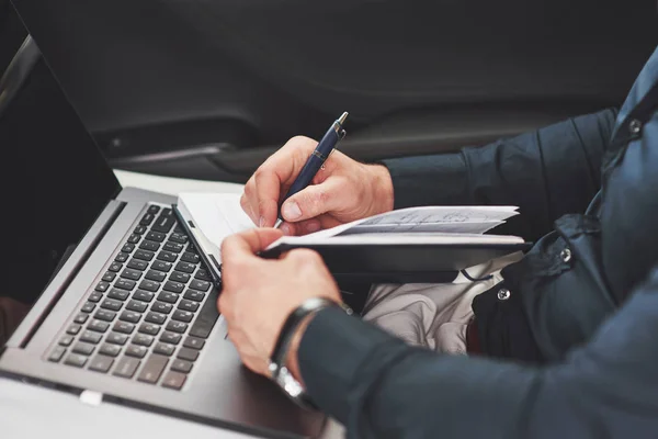 Business Hand Writing Notes Assento Carro Preparação Uma Reunião — Fotografia de Stock