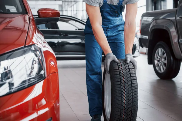 Meccanico Con Autocarro Garage Riparazione Sostituzione Degli Pneumatici Invernali Estivi — Foto Stock