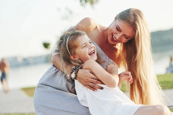 Wszyscy Się Śmieją Zdjęcie Młodej Matki Jej Córki Bawiących Się — Zdjęcie stockowe