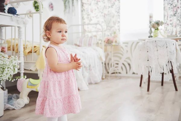 Bebé Niña Lindo Vestido Sentado Cama Jugando Con Juguetes Por —  Fotos de Stock