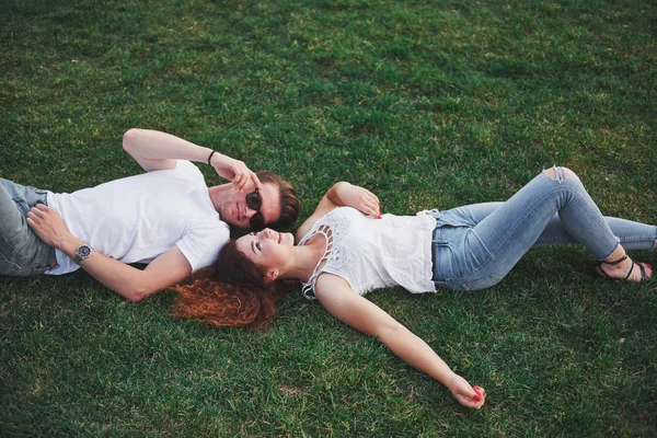 Çimlerin Üzerinde Uzanan Neşeli Bir Çift Gençler Dışarıda Mutluluk Uyum — Stok fotoğraf
