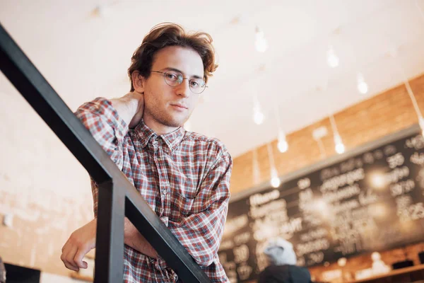 Düşünceli Genç Adam Şekerleme Dükkanında Oturuyor Birini Beklerken Kahve Içiyor — Stok fotoğraf