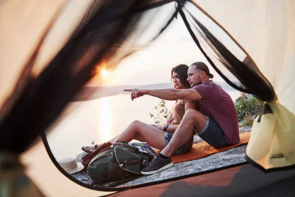 Vista Desde Tienda Campaña Pareja Que Miente Una Vista Del —  Fotos de Stock