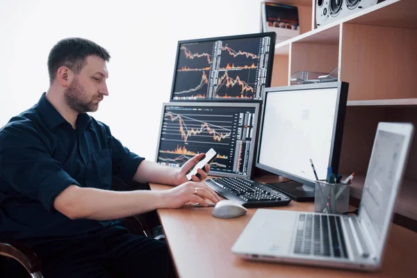 Börsenmakler Hemd Arbeitet Einem Überwachungsraum Mit Bildschirmen Graphisches Konzept Für — Stockfoto