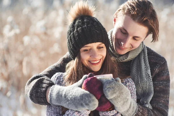 Foto Uomo Felice Bella Donna Con Tazze All Aperto Inverno — Foto Stock