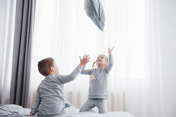 Bambini Che Giocano Nel Letto Dei Genitori Bambini Svegliano Nella — Foto Stock