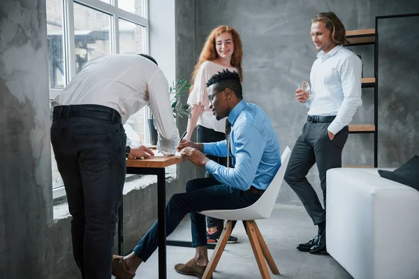 Lavoratori Ufficio Carichi Lavoro Scrittura Rapporti Routine — Foto Stock