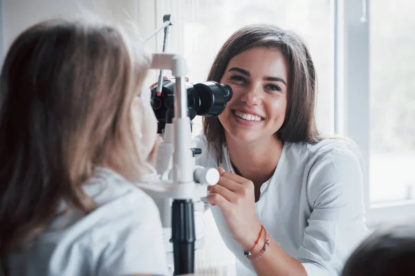 Proceso Diagnóstico Disfunciones Oculares Por Oculista Femenina Con Equipo Especial —  Fotos de Stock