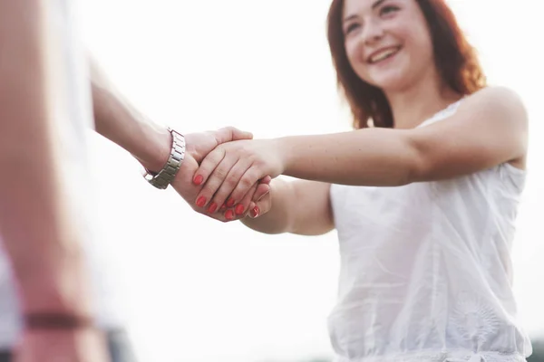 Mooi Meisje Die Hand Van Haar Vriend Vasthoudt Zomer Seizoen — Stockfoto